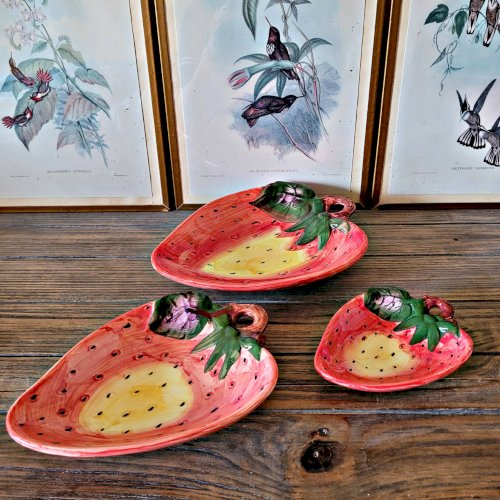 Coupelles, plats en barbotine fraise sur pieds