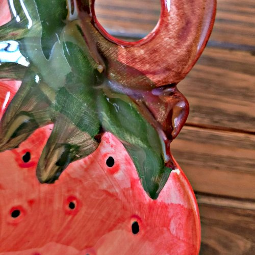 Coupelles, plats en barbotine fraise sur pieds
