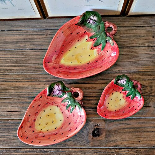 Coupelles, plats en barbotine fraise sur pieds