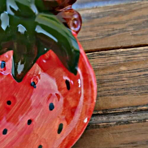 Coupelles, plats en barbotine fraise sur pieds