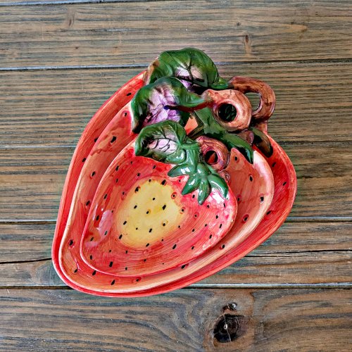 Coupelles, plats en barbotine fraise sur pieds