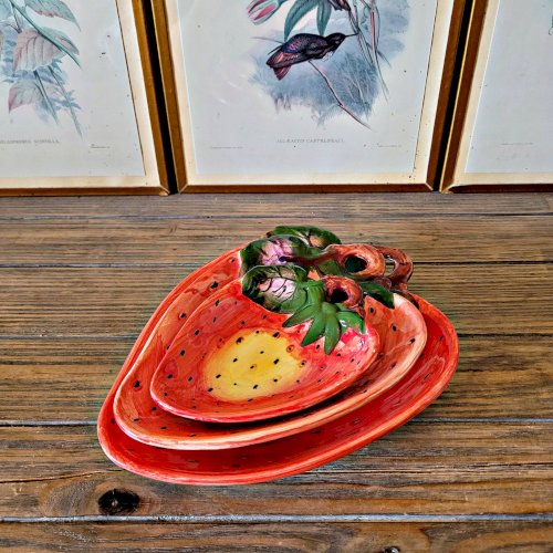 Coupelles, plats en barbotine fraise sur pieds