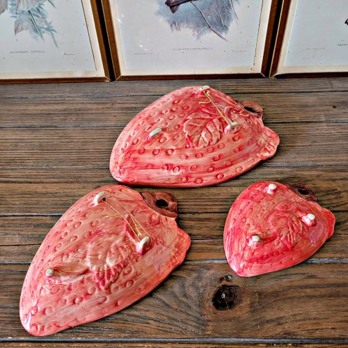 Coupelles, plats en barbotine fraise sur pieds