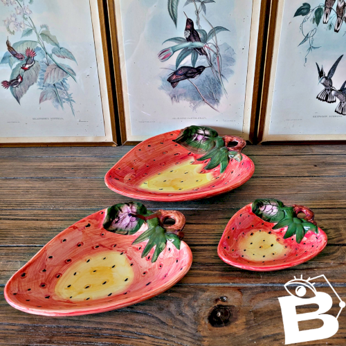 Coupelles, plats en barbotine fraise sur pieds