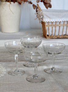 Coupes à champagne vintage dépareillées en cristal taillé