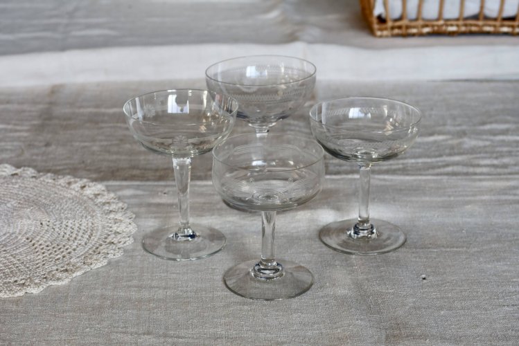 Coupes à champagne vintage dépareillées en cristal taillé