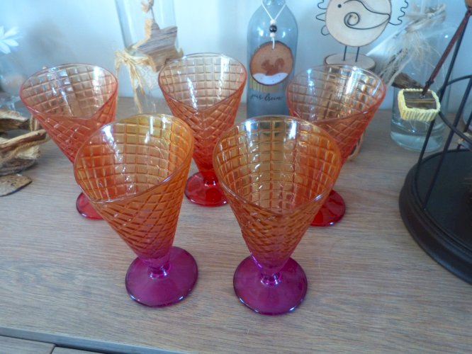 Coupes à glace vintage années 80 en verre coloré « modèle cornet » très tendance  