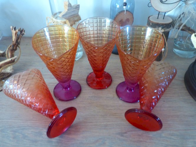 Coupes à glace vintage années 80 en verre coloré « modèle cornet » très tendance  