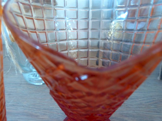 Coupes à glace vintage années 80 en verre coloré « modèle cornet » très tendance  
