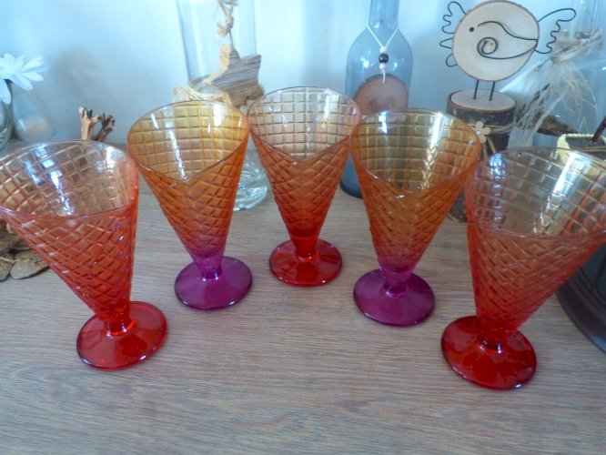 Coupes à glace vintage années 80 en verre coloré « modèle cornet » très tendance  