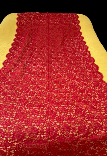 Coupon dentelle de calais rouge Neuf 4,26 m vintage vers 1950 Maison Darquer