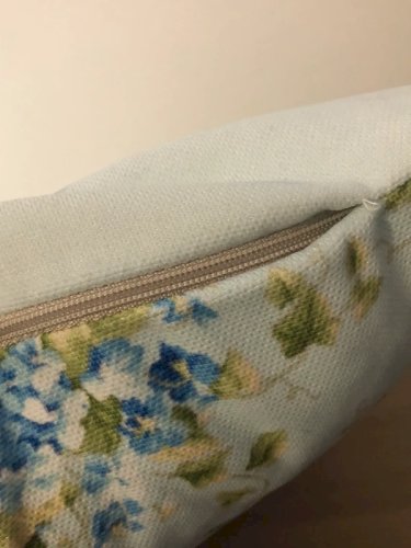 Coussin déhoussable motifs fleurs violettes