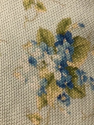 Coussin déhoussable motifs fleurs violettes