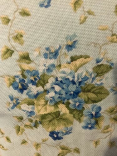 Coussin déhoussable motifs fleurs violettes