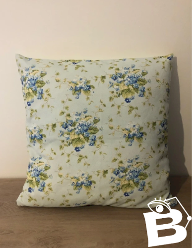 Coussin déhoussable motifs fleurs violettes