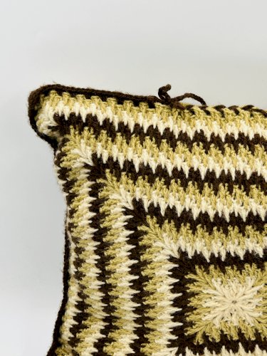 Coussin en crochet vintage années 70