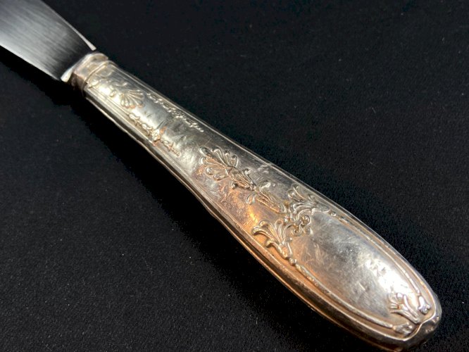 Couteau à fromage de style Restauration manche en argent