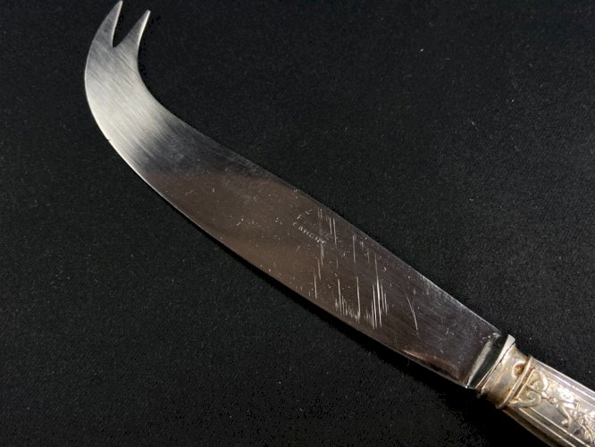 Couteau à fromage de style Restauration manche en argent