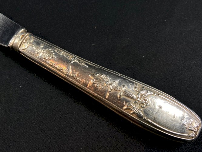 Couteau à fromage de style Restauration manche en argent