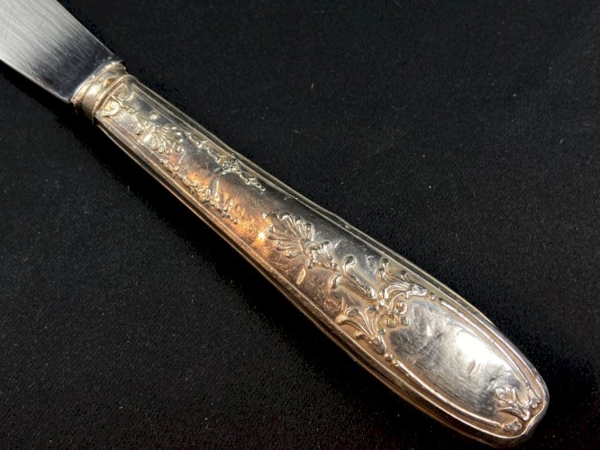 Couteau à fromage de style Restauration manche en argent