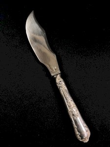 Couteau à tartiner de style Louis XV en métal argenté signé Boulenger