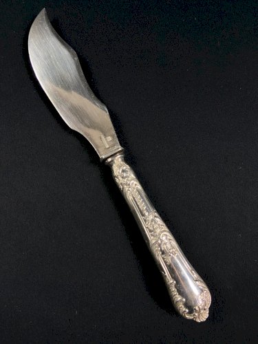 Couteau à tartiner de style Louis XV en métal argenté signé Boulenger