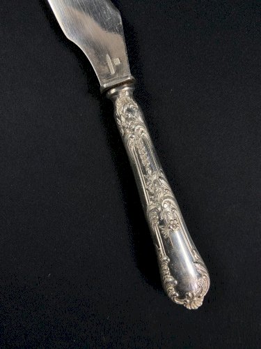 Couteau à tartiner de style Louis XV en métal argenté signé Boulenger