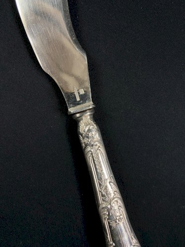 Couteau à tartiner de style Louis XV en métal argenté signé Boulenger