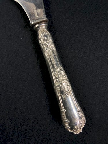 Couteau à tartiner de style Louis XV en métal argenté signé Boulenger