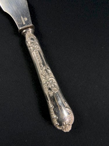 Couteau à tartiner de style Louis XV en métal argenté signé Boulenger