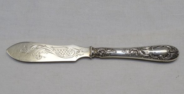 -COUTEAU DE SERVICE A BEURRE /FROMAGE St. L XV  ROCAILLE ARGENT Minerve D
