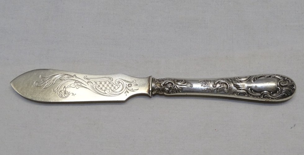 -COUTEAU DE SERVICE A BEURRE /FROMAGE St. L XV  ROCAILLE ARGENT Minerve D