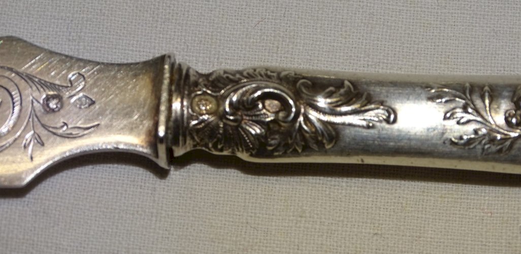 -COUTEAU DE SERVICE A BEURRE /FROMAGE St. L XV  ROCAILLE ARGENT Minerve D