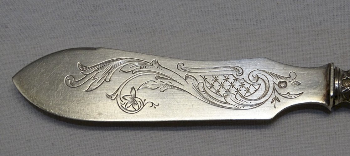 -COUTEAU DE SERVICE A BEURRE /FROMAGE St. L XV  ROCAILLE ARGENT Minerve D