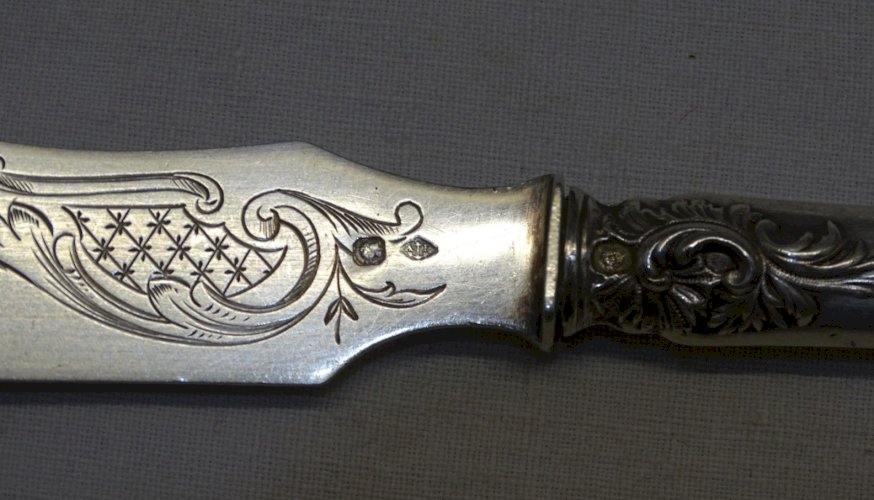 -COUTEAU DE SERVICE A BEURRE /FROMAGE St. L XV  ROCAILLE ARGENT Minerve D