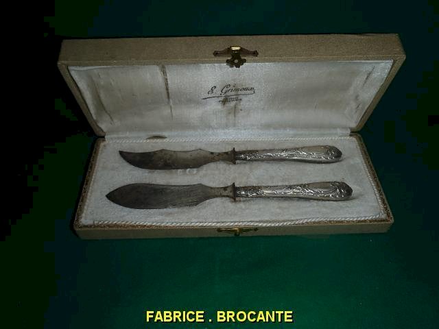 COUTEAU + PELLE A SERVIR ET A DECOUPER EN BOITE