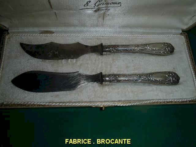 COUTEAU + PELLE A SERVIR ET A DECOUPER EN BOITE