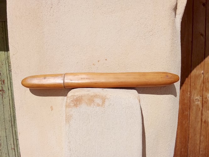 Couteau trompe-œil baguette de pain en bois de pitchpin 