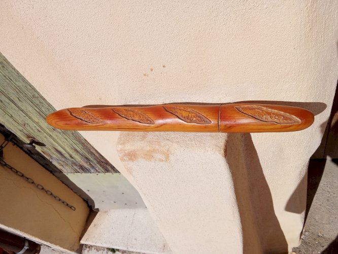 Couteau trompe-œil baguette de pain en bois de pitchpin 