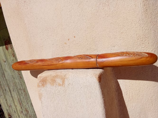 Couteau trompe-œil baguette de pain en bois de pitchpin 