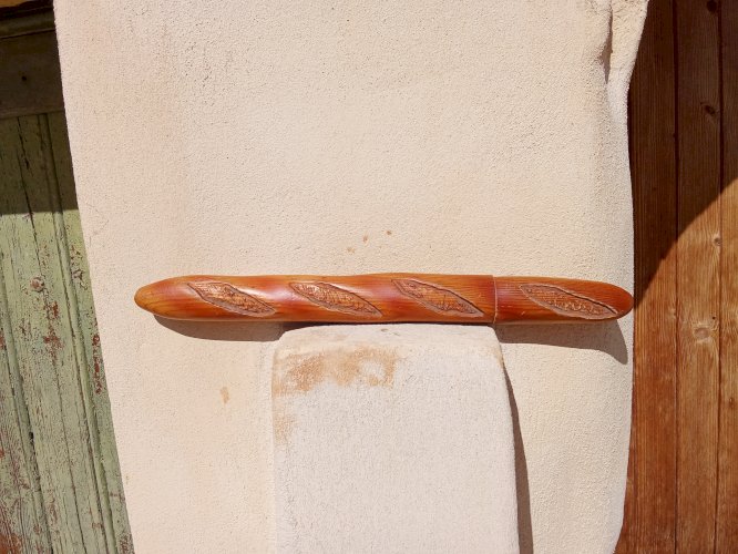 Couteau trompe-œil baguette de pain en bois de pitchpin 