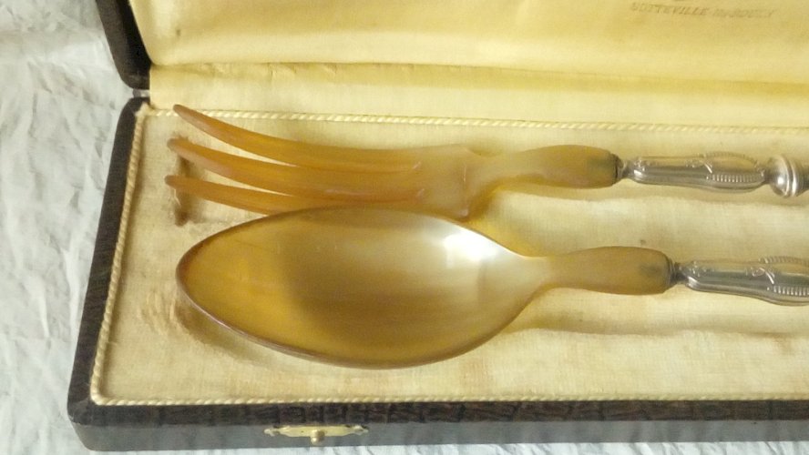 COUVERTS A SALADE EN CORNE MANCHE METAL ARGENT FOURRE FIN 19 EME*