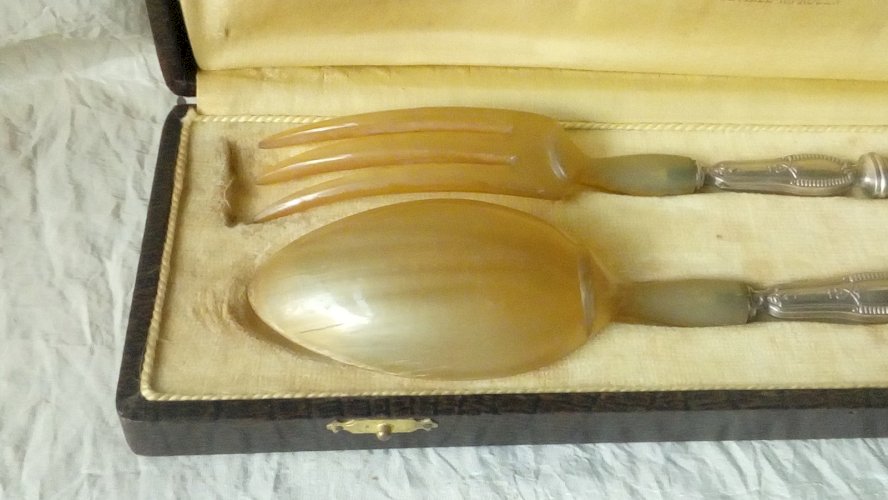 COUVERTS A SALADE EN CORNE MANCHE METAL ARGENT FOURRE FIN 19 EME*