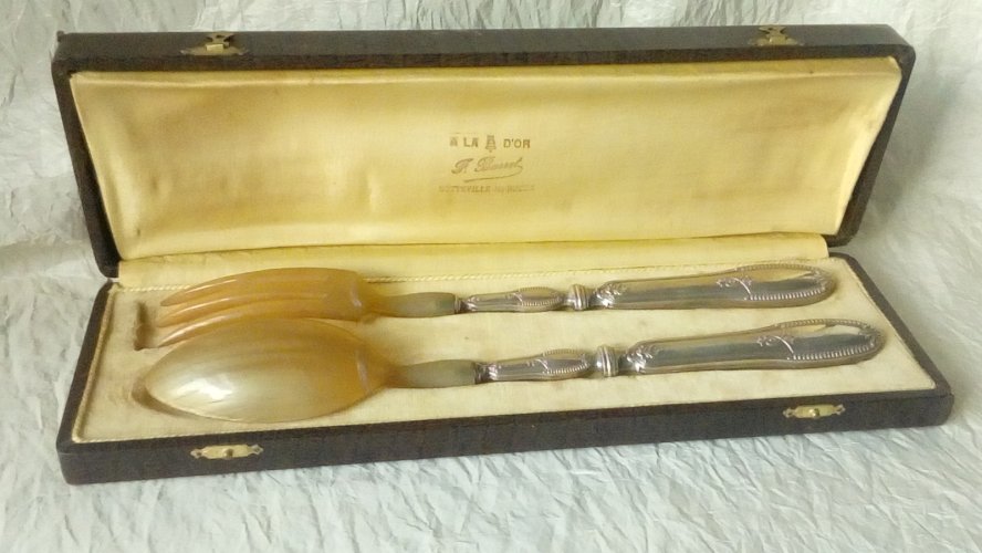 COUVERTS A SALADE EN CORNE MANCHE METAL ARGENT FOURRE FIN 19 EME*