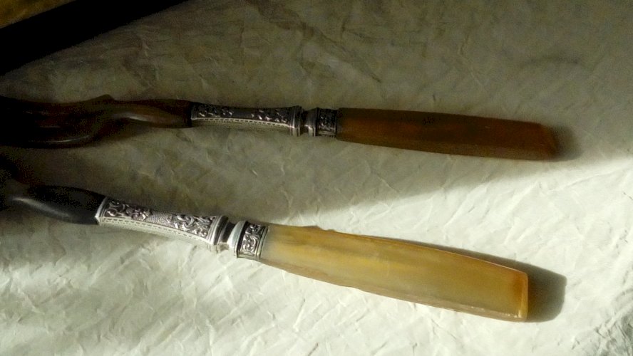 COUVERTS A SALADE EN META ARGENT FOURE ET CORNE EPOQUE ART NOUVEAU FIN 19 éme**