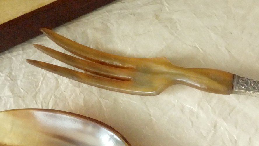 COUVERTS A SALADE EN META ARGENT FOURE ET CORNE EPOQUE ART NOUVEAU FIN 19 éme**