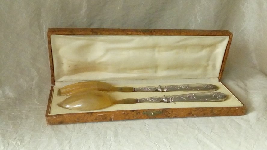 COUVERTS A SALADE EN META ARGENT FOURE ET CORNE STYLE LOUIS XVI FIN 19 éme**