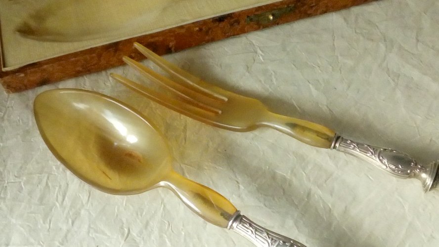 COUVERTS A SALADE EN META ARGENT FOURE ET CORNE STYLE LOUIS XVI FIN 19 éme**