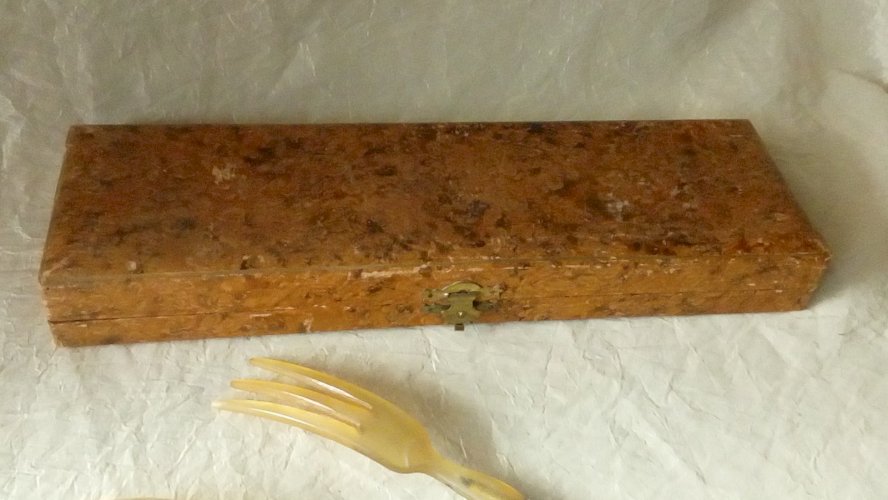 COUVERTS A SALADE EN META ARGENT FOURE ET CORNE STYLE LOUIS XVI FIN 19 éme**