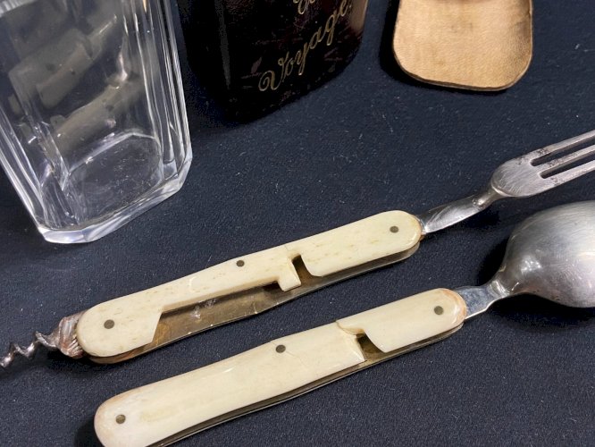 Couverts de voyage fin XIXe dans un écrin en cuir et verre en cristal